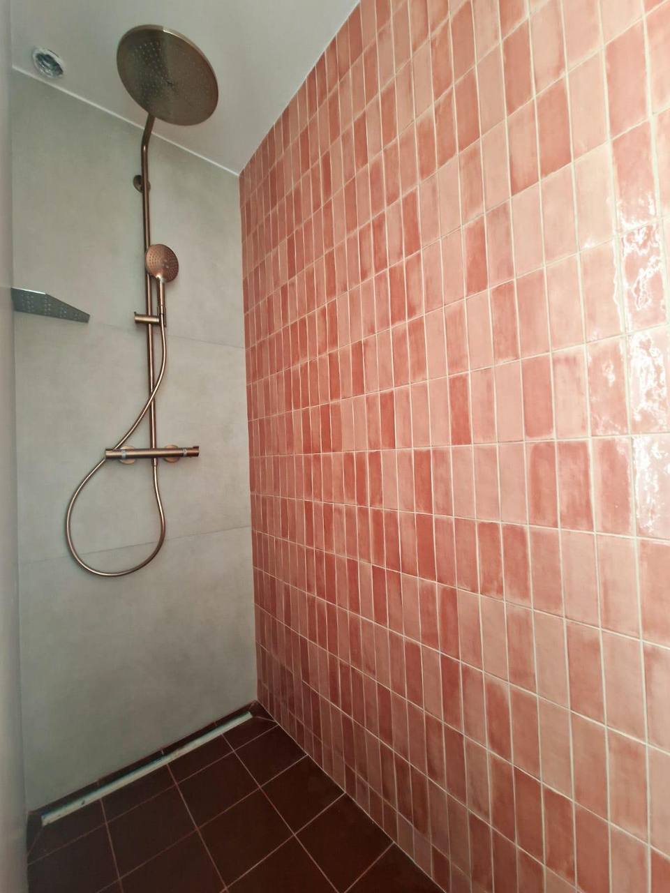 Douche à l'italienne, zellige rose et robinetterie cuivre, villa dans la baie d'Agay