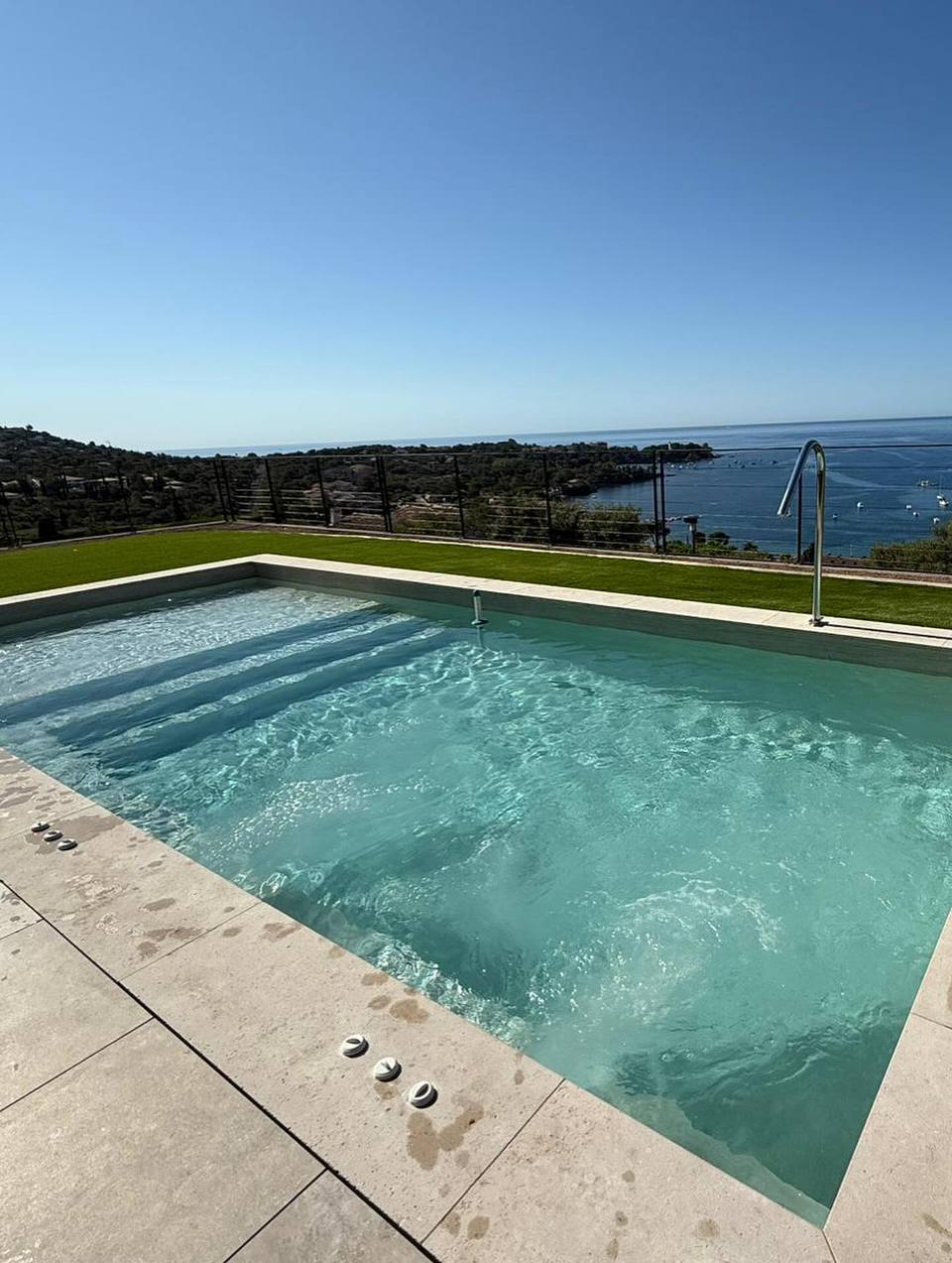 Piscine face à la baie d'Agay