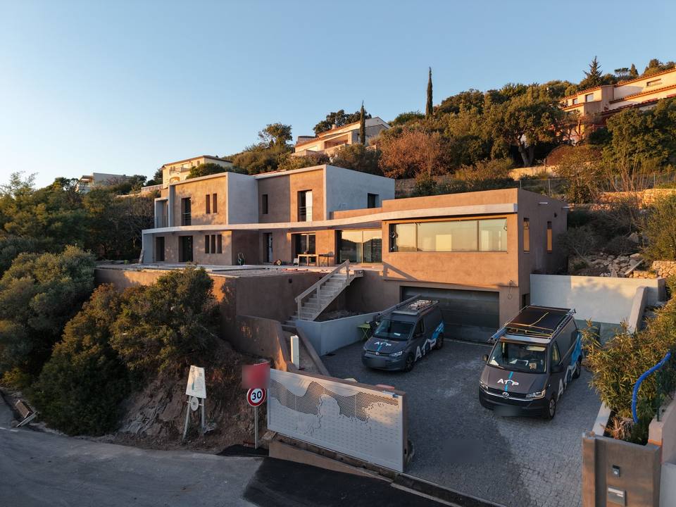 Villa contemporaine dans la baie d'Agay, deux utilitaires ATP Plomberie devant