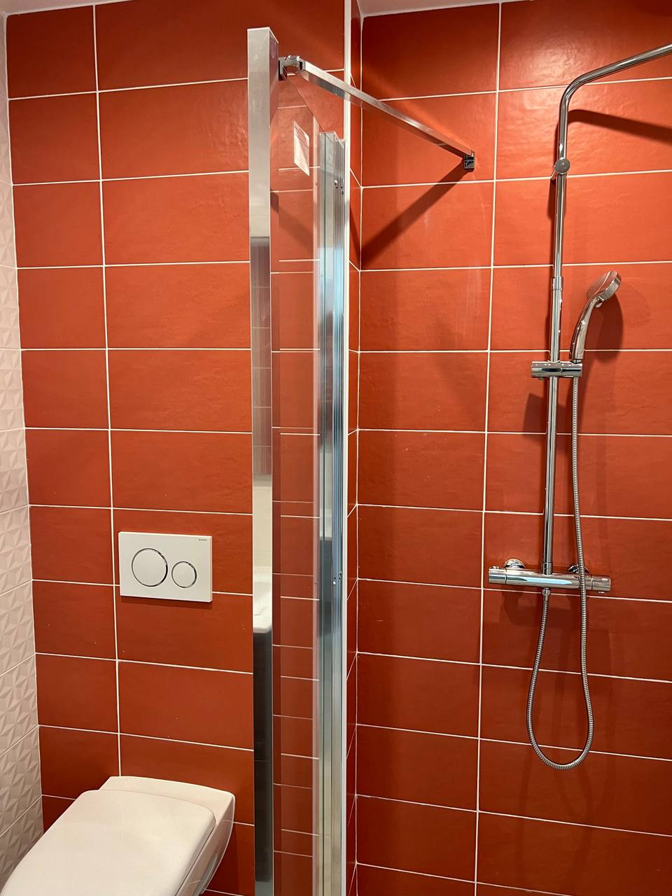 Salle d'eau à faïence rouge, chalet Sainte-Brigitte à Allos