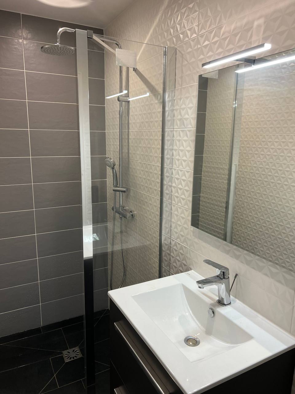 Douche à l'italienne et meuble vasque, chalet Sainte-Brigitte à Allos
