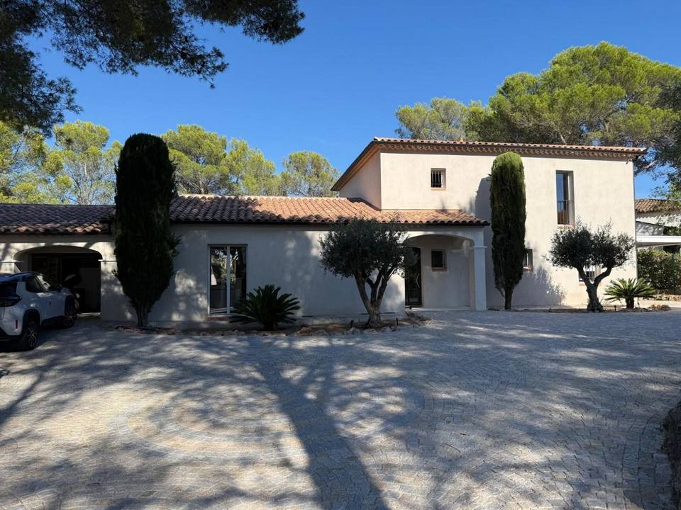 Bastide provençale et allée de cyprès