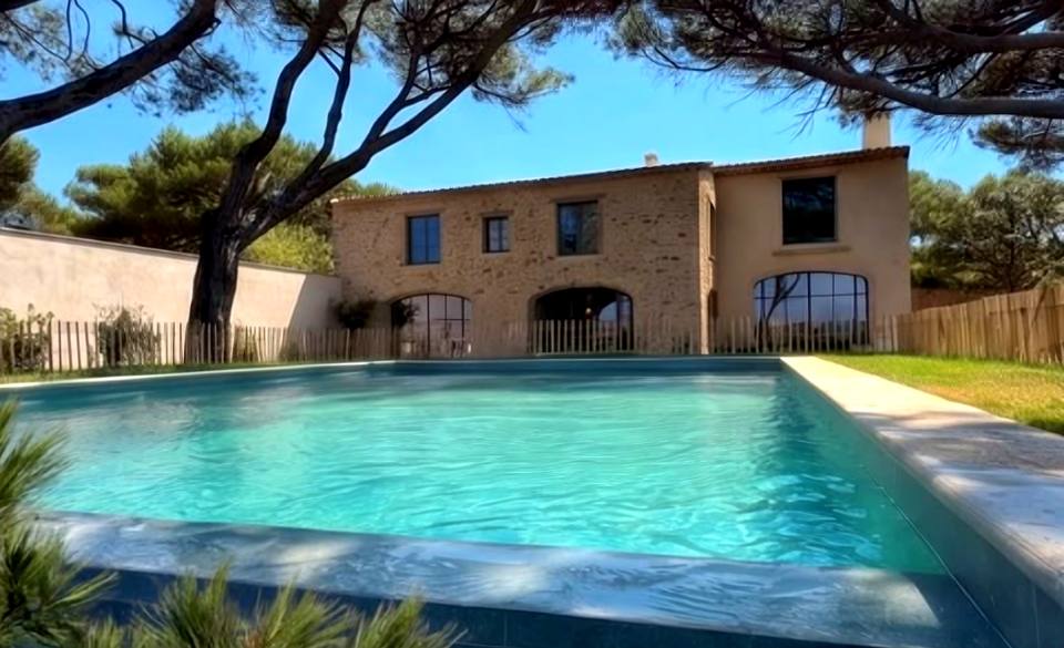 Piscine et mas en pierre, villa Camara à Saint-Tropez