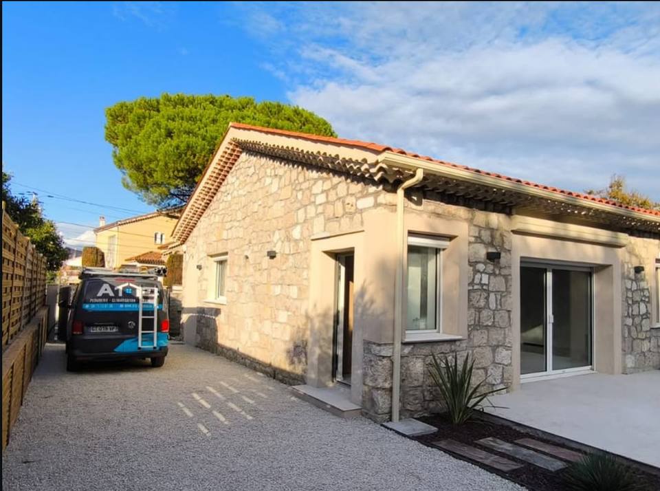 Utilitaire ATP Plomberie devant une maison en pierre rénovée