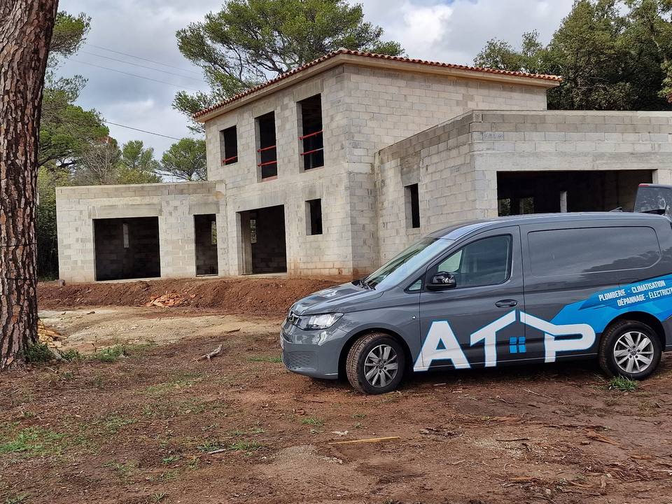 Utilitaire ATP devant une villa en construction