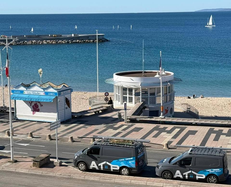 Deux utilitaires ATP Plomberie garés en bord de mer
