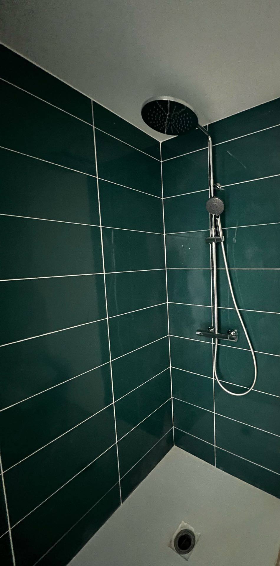 Douche avec faïence verte, résidence Caravelle 60 au Cap d'Antibes