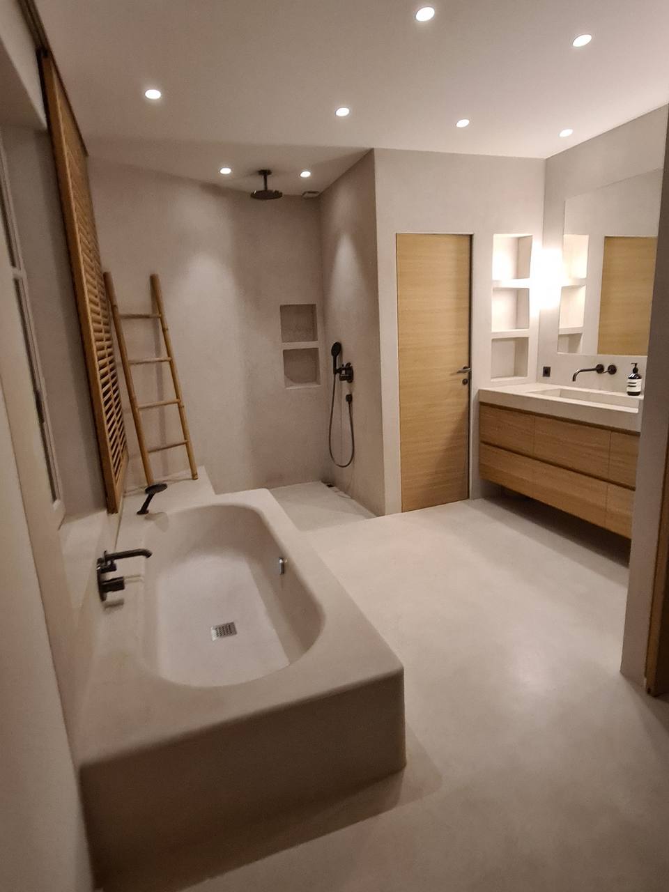 Salle de bain avec baignoire maçonnée et douche ouverte, villa à La Croix-Valmer