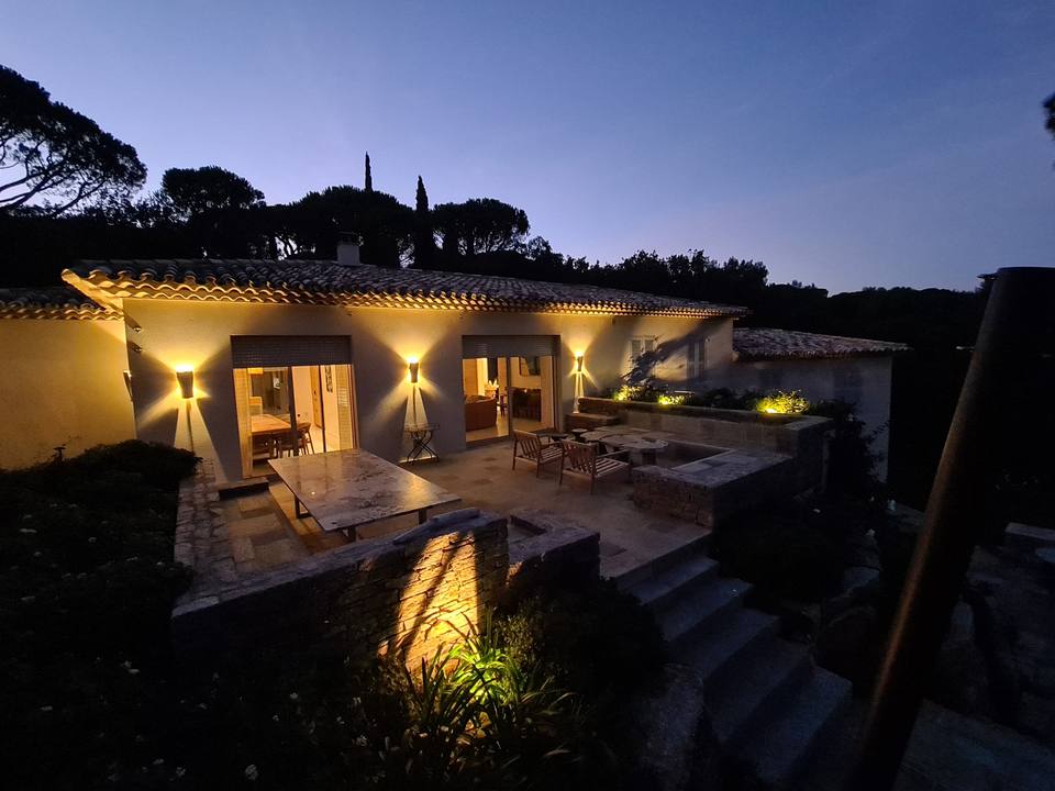 Terrasse éclairée d'une villa à La Croix-Valmer