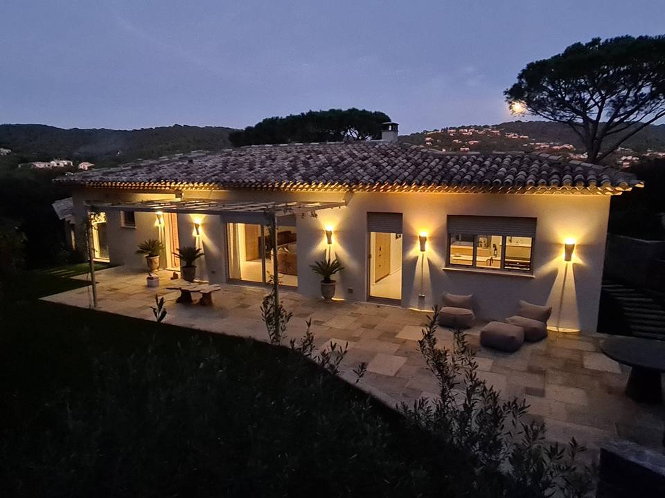Villa de standing à La Croix-Valmer au crépuscule
