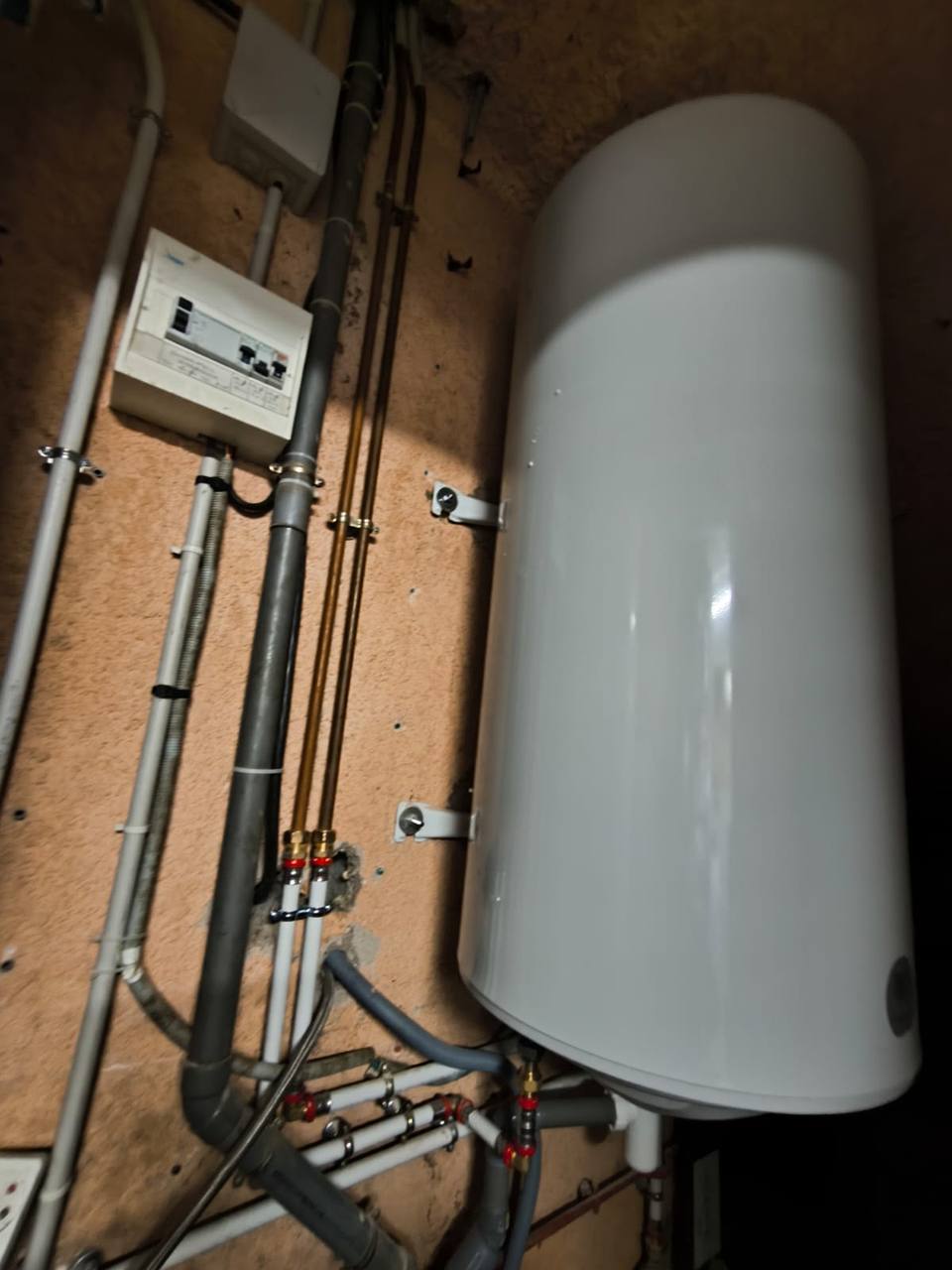 Chauffe-eau électrique remplacé et raccordé