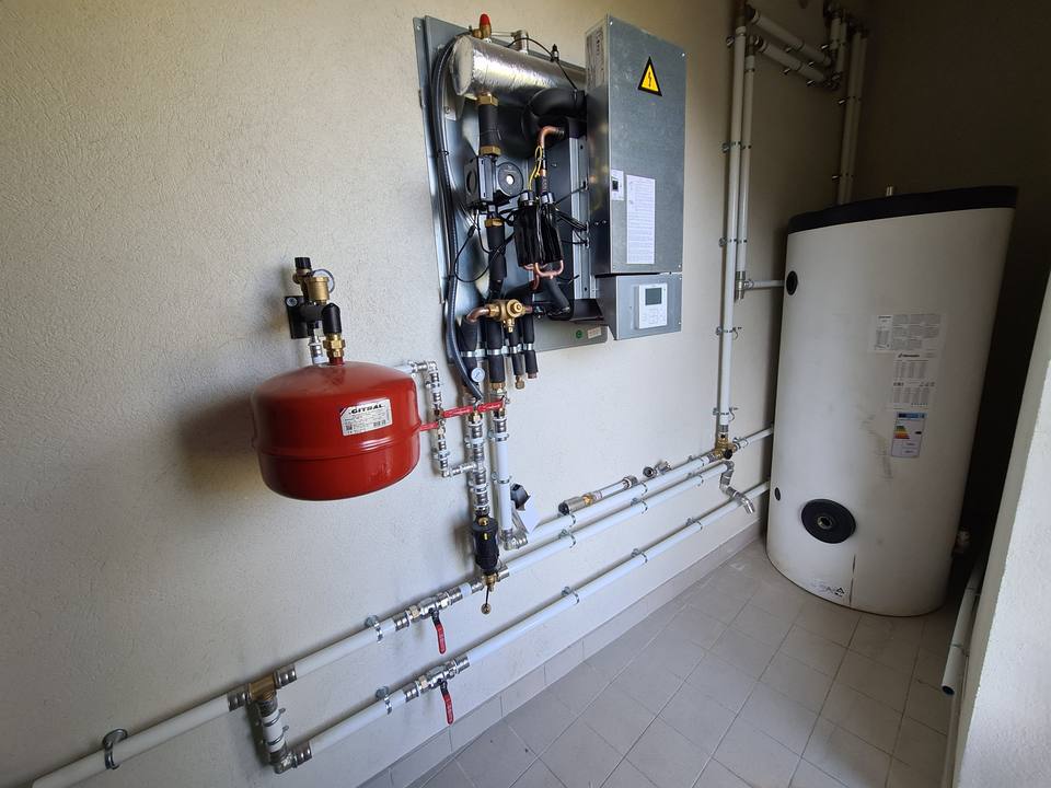 Module hydraulique de pompe à chaleur, vase d'expansion et ballon d'eau chaude