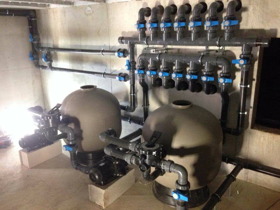Deux filtres à sable dans un local technique piscine