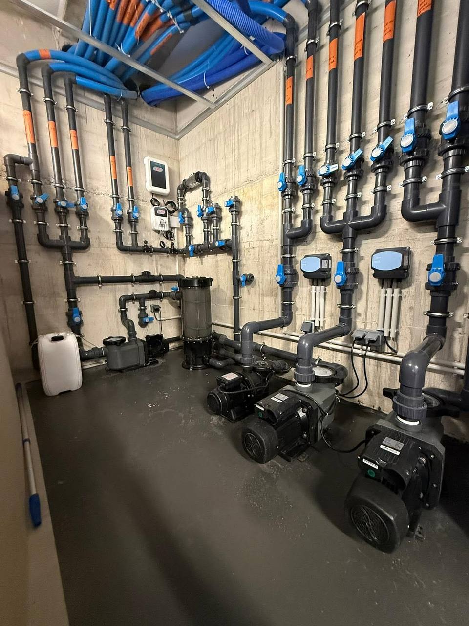 Local technique piscine avec pompes et vannes