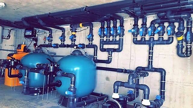 Local technique piscine avec filtres et électrolyseur