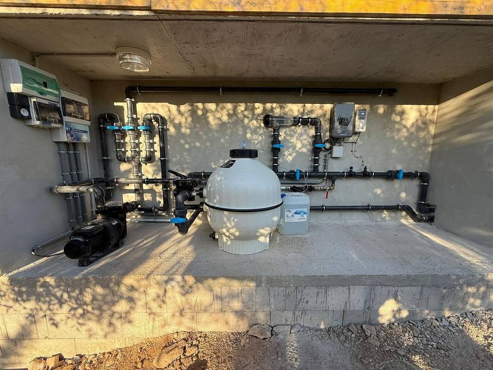 Local technique piscine extérieur au soleil
