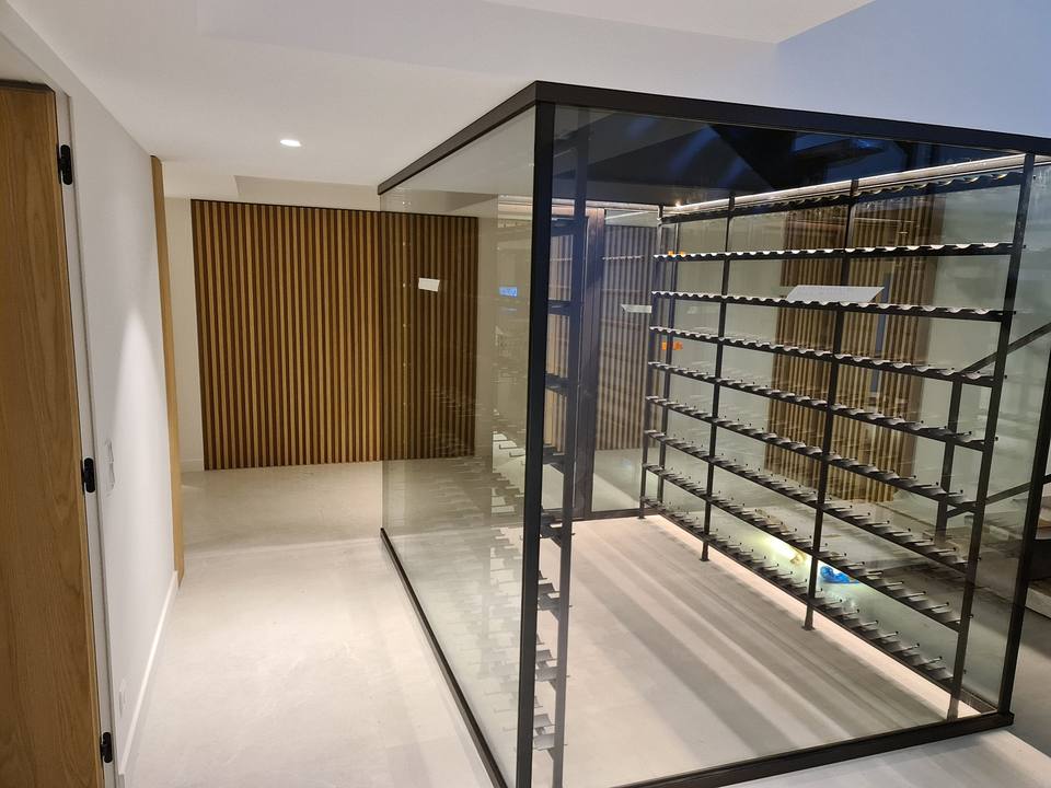Cave à vin vitrée, villa à Super-Cannes