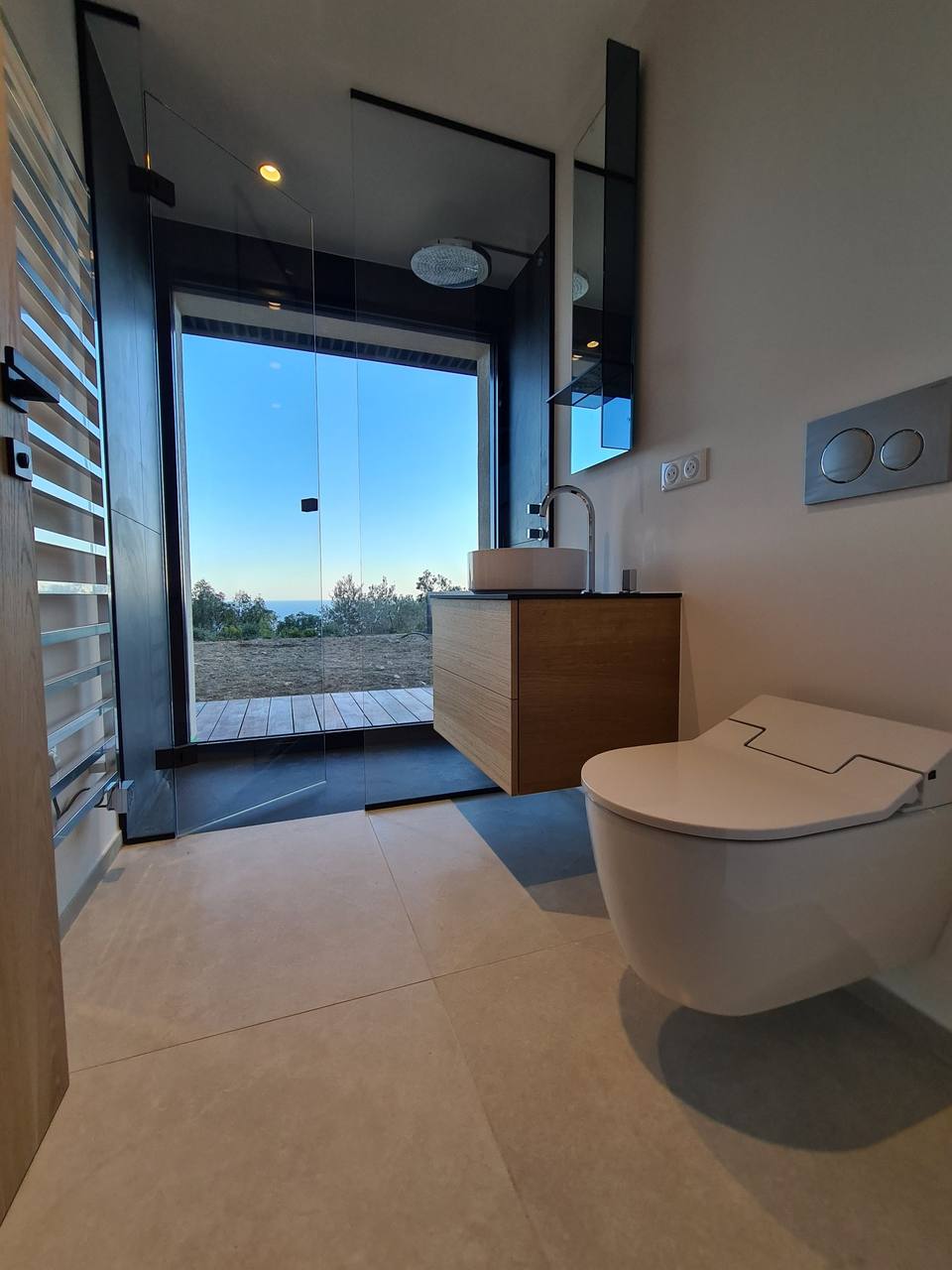 Douche ouverte sur la vue mer, villa à Super-Cannes