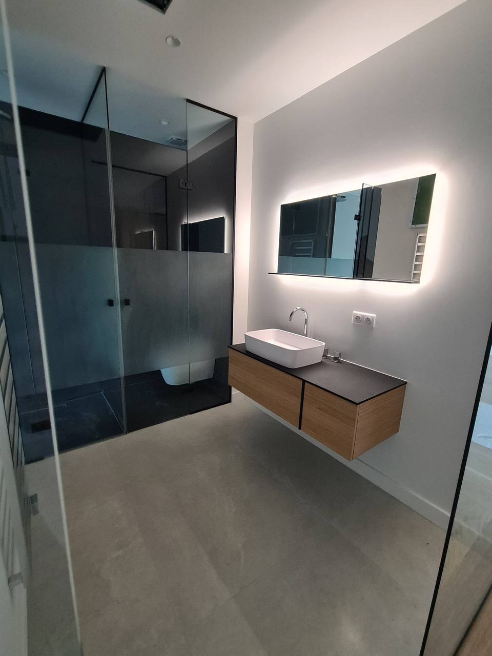 Douche vitrée et meuble vasque suspendu, villa à Super-Cannes