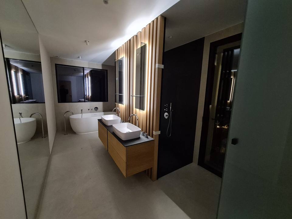 Salle de bain de suite avec baignoire îlot et double vasque, villa à Super-Cannes