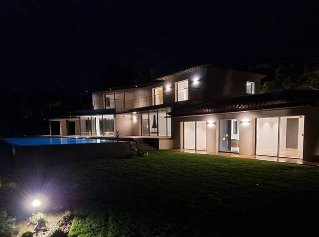 Villa de standing à Super-Cannes, éclairée de nuit