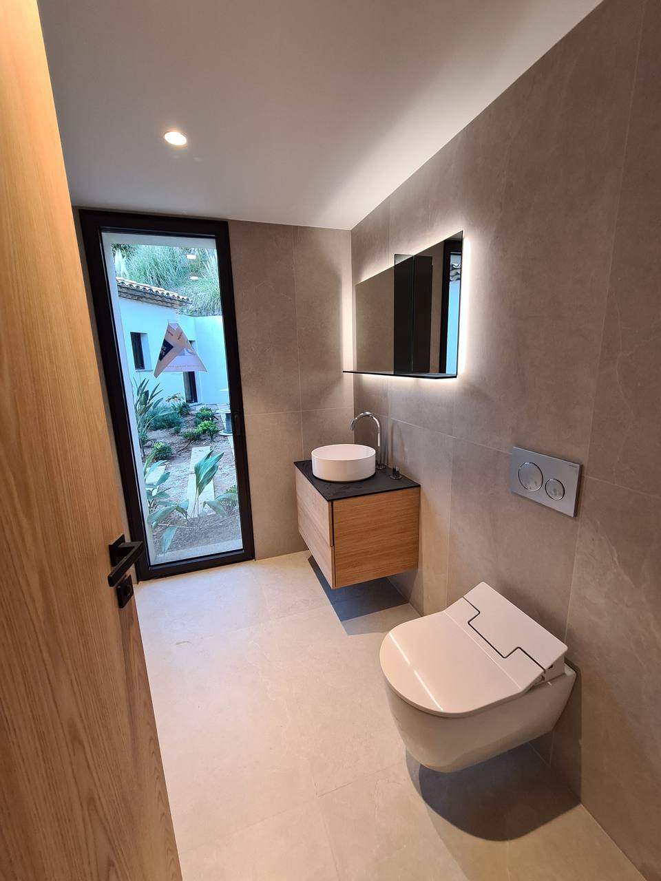 WC suspendu et vasque sur meuble chêne, villa à Super-Cannes