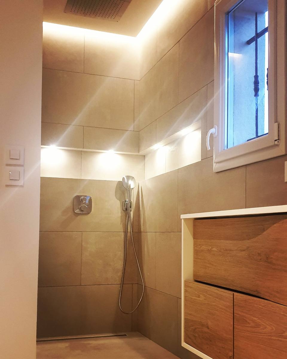 Douche à l'italienne avec éclairage intégré