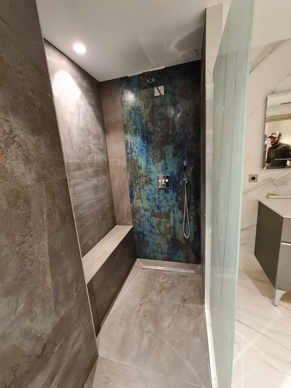 Douche à l'italienne avec faïence bleue et banc