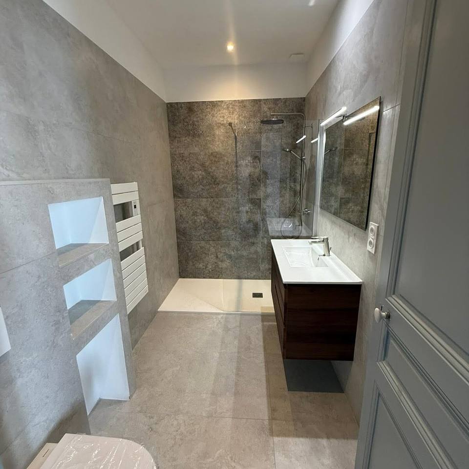 Salle de bain grise avec douche à l'italienne
