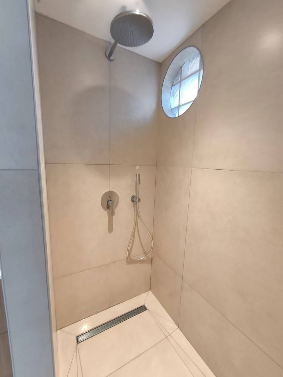Douche à l'italienne avec hublot