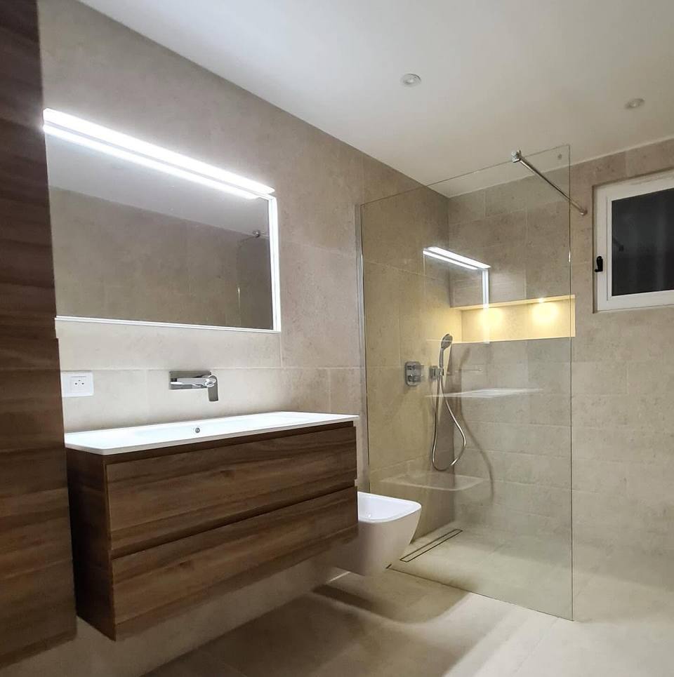 Salle de bain avec douche à l'italienne et meuble bois