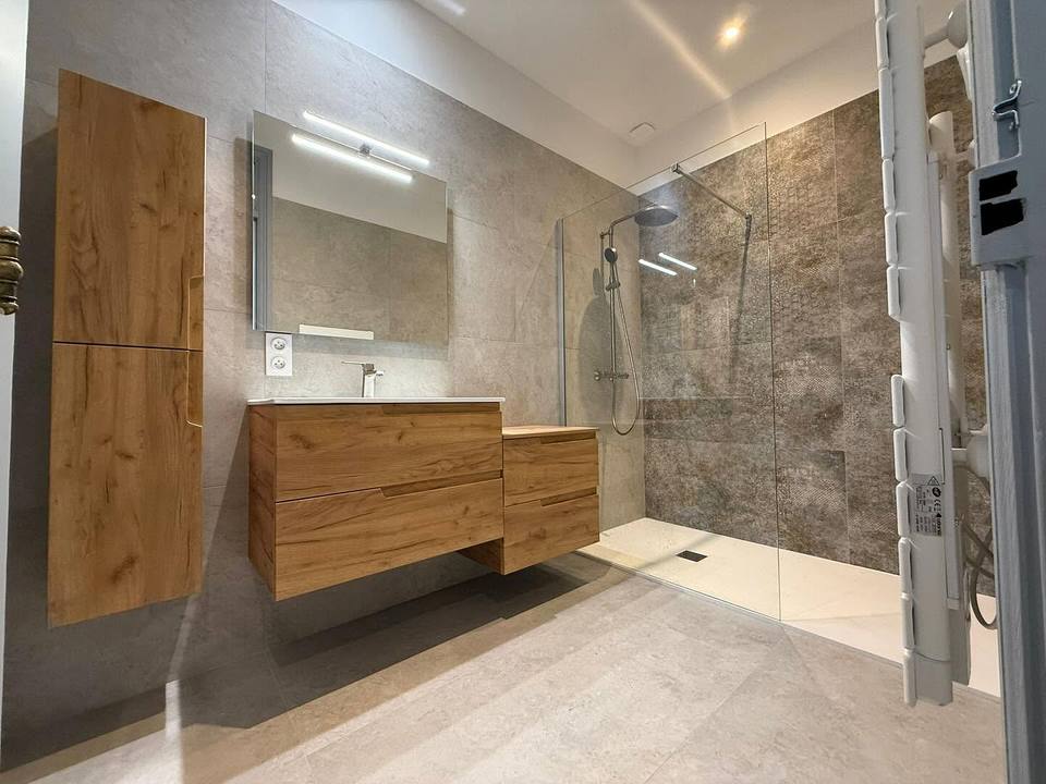 Meuble vasque en chêne et douche vitrée