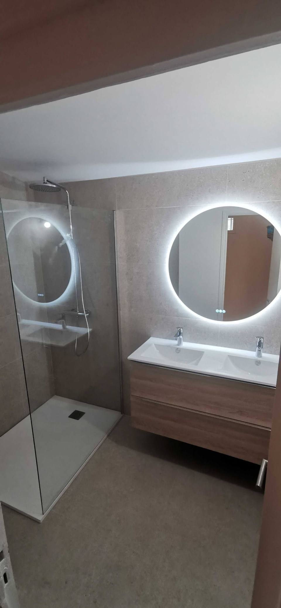 Salle de bain avec miroirs ronds lumineux