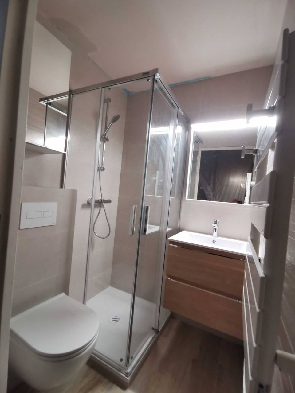 Douche avec paroi vitrée et WC suspendu
