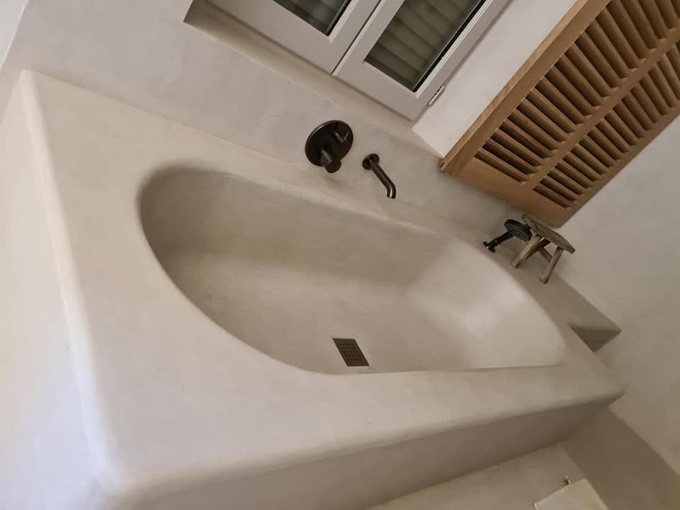 Vasque en pierre moulée et robinetterie noire