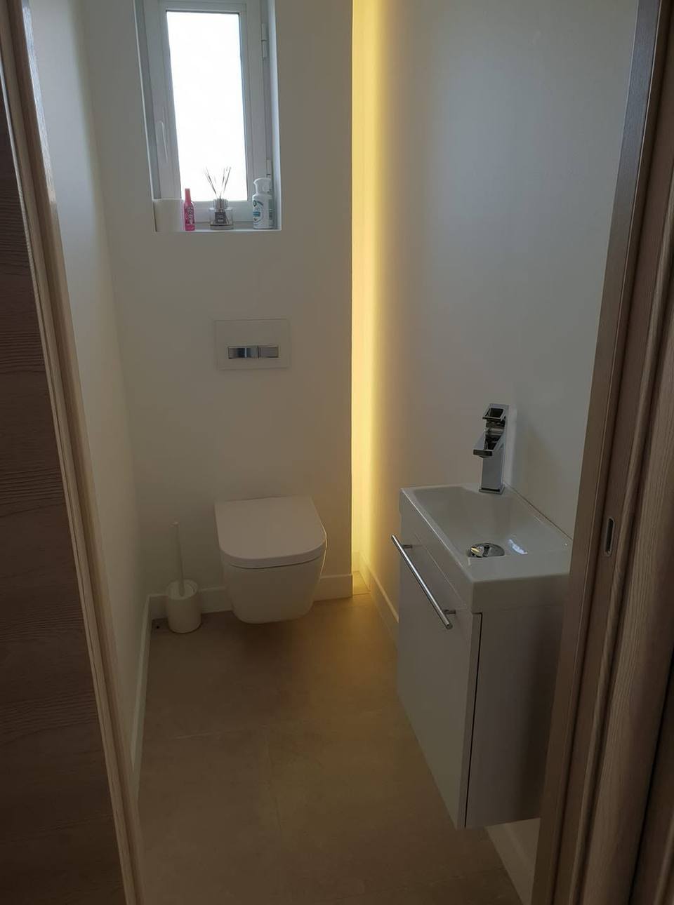 WC suspendu avec éclairage indirect