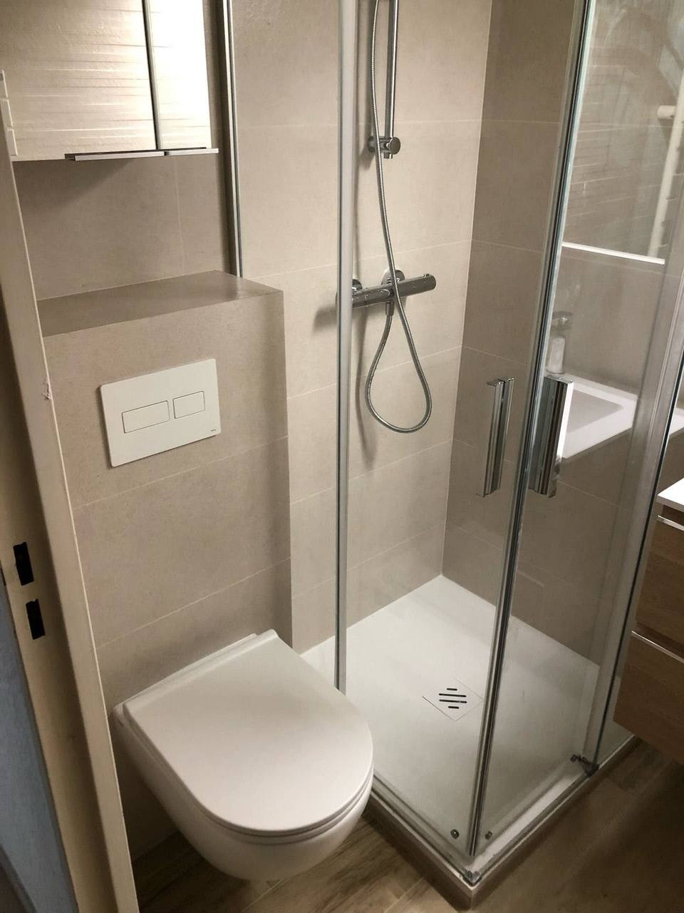 Douche vitrée et WC suspendu