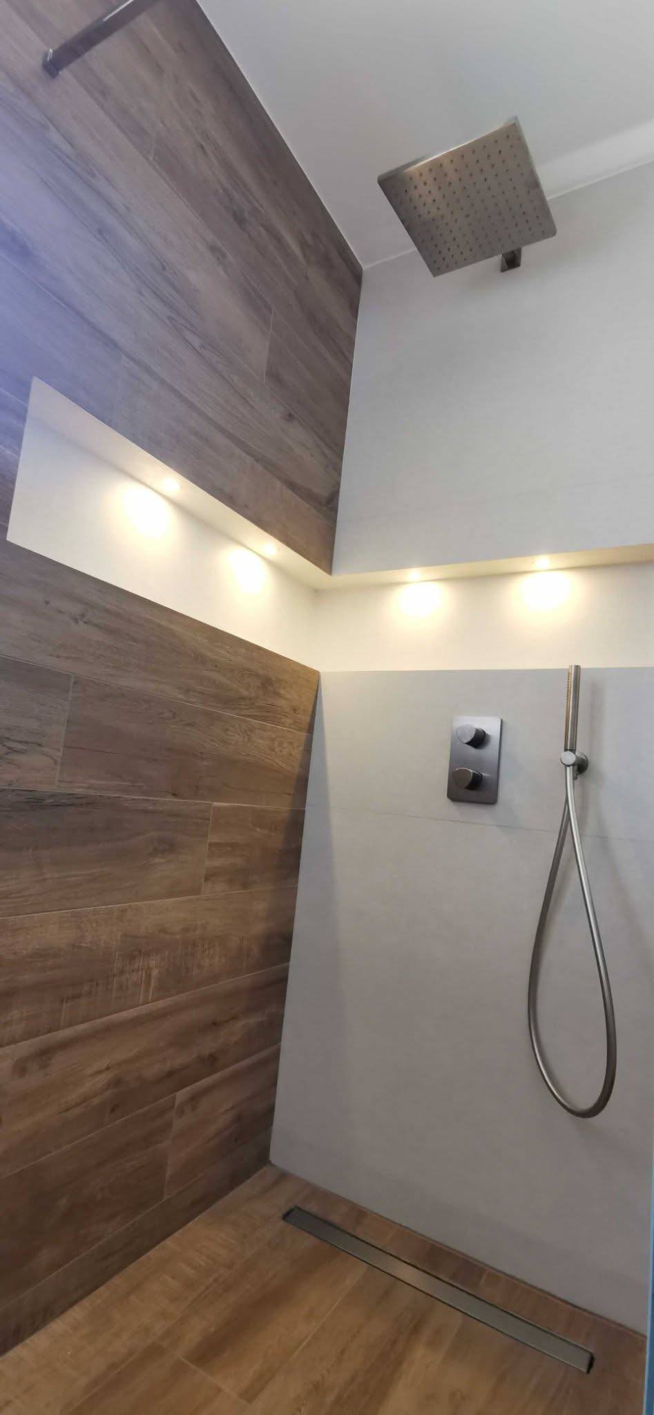 Douche à l’italienne avec niche éclairée