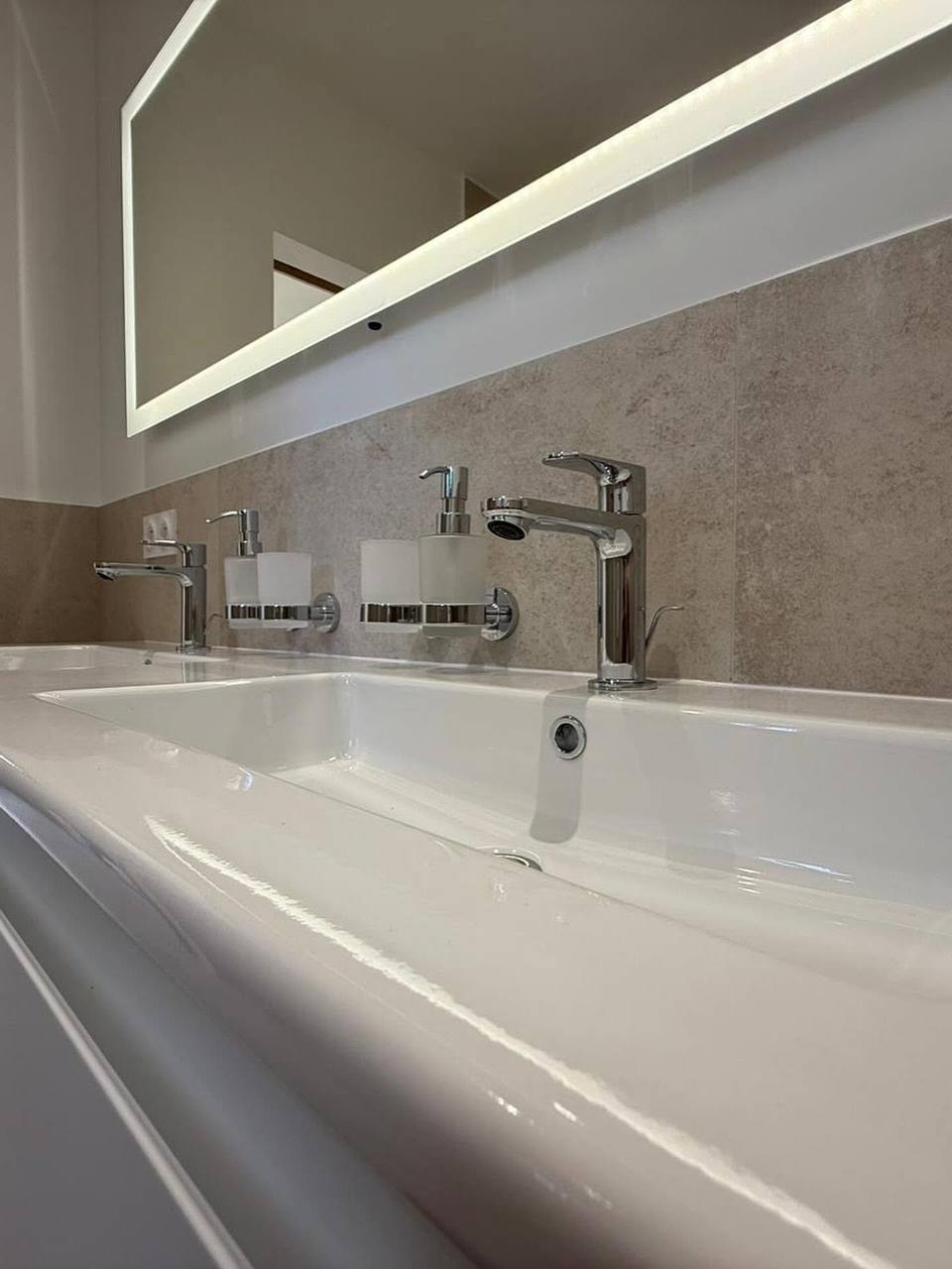 Plan double vasque et miroir lumineux