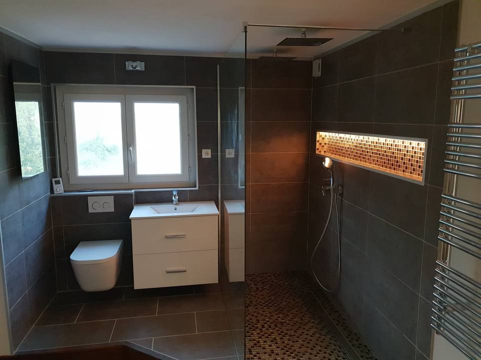 Douche à l’italienne avec niche lumineuse
