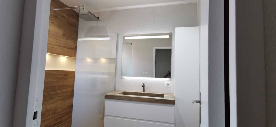Meuble vasque blanc et miroir lumineux