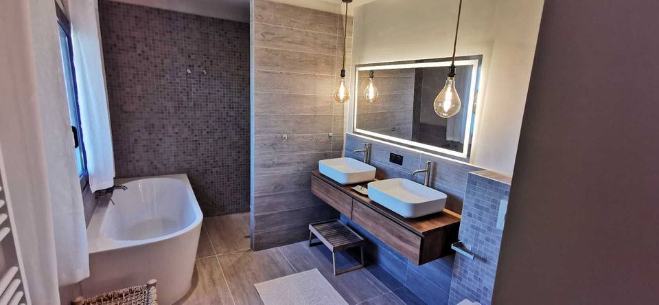 Double vasque à poser et baignoire îlot