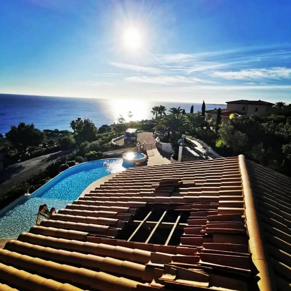 Vue mer depuis un toit de villa avec piscine à débordement